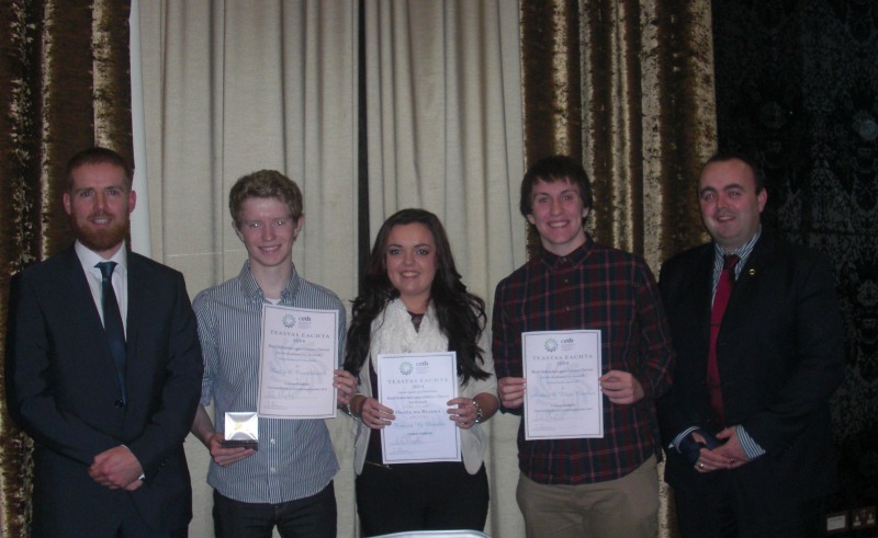 Bailey, Rebecca agus Aindriú leis an bPríomhoide, Tadhg  Ó Laighin, agus an Príomhoide Tánaisteach, Pól Ó Síodhcháin.