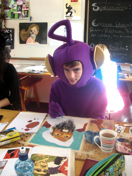 Teletubby Ruaraí san seomra ealaíne!!!