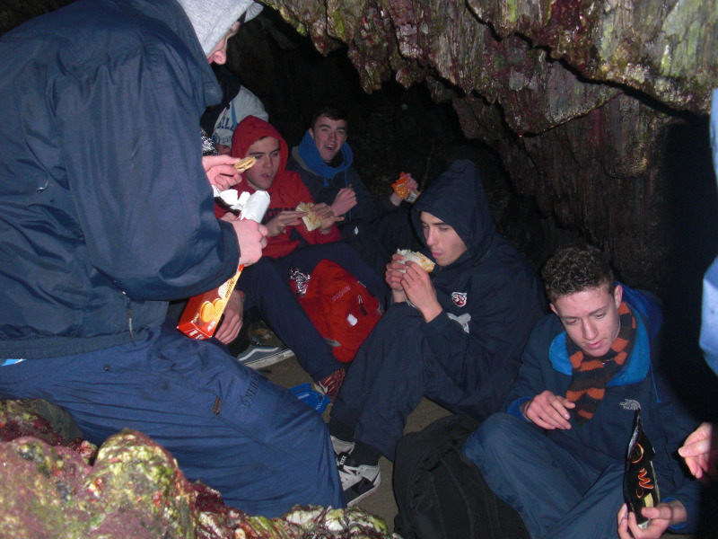 Lón sa Phluais / Lunch in the Cave